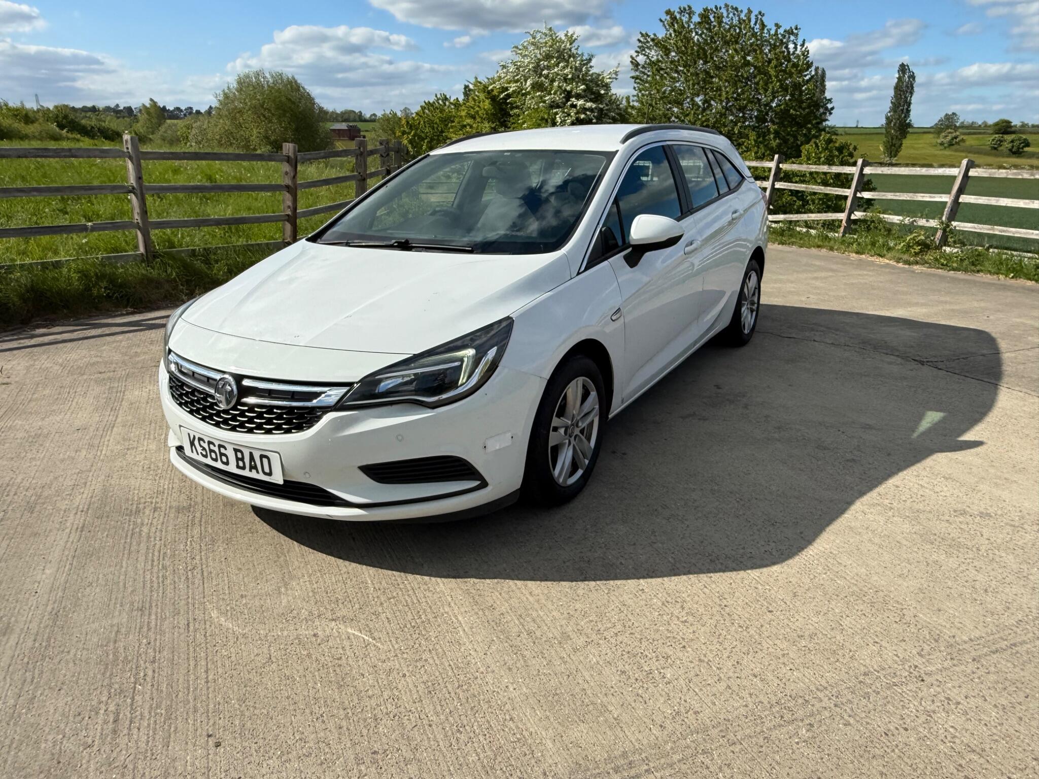 Vauxhall Astra 1.6 CDTi Tech Line Sports Tourer Euro 6 (s/s) 5dr — photo 62 of 104